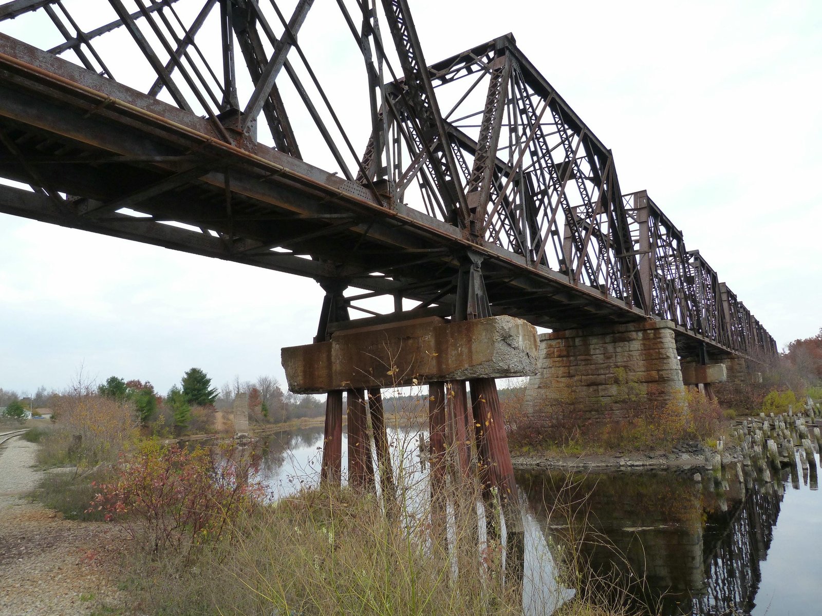 Looking north along bridge.  Photo credit: Nathan Holth (Historicbridges.org); used with permission.